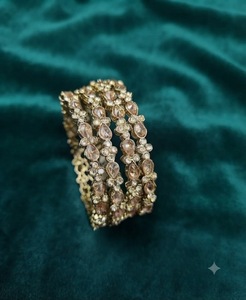 Bracelets en or antique plaqué or avec pierres taillées en forme de poire et zircone cubique pour femmes, bracelets ethniques traditionnels pour les fêtes, fabricants de bracelets. - Product Image 4