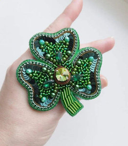 Broche élégante brodée à la main avec perles, design floral en cristal de luxe, pour accessoires vestimentaires et événements. - Product Image 1
