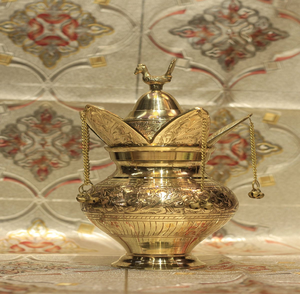 Kalash ornamental de latón con tallados en alto relieve de dioses hindúes y bandas florales. Disponible a precios de mayorista. - Product Image 3