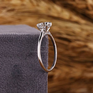 Anillo de compromiso de diamante de corte cultivado de laboratorio con halo oculto Oro blanco de 18 quilates y oro sólido de 14 quilates Regalo de aniversario o boda certificado IGI - Product Image 5