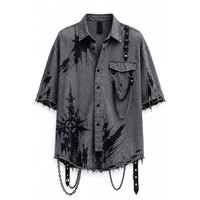 Herren-Jeanshemd in Grau mit schwarzem Spritzer-Print, Ketten und zerrissenem Saum im Gothic-Stil, Kurzarm-Gothic-Hemden