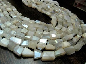 Cuentas de piedra lunar blanca natural en forma de pepita, con revestimiento místico plateado AB, en hilo de 8 pulgadas de largo. - Product Image 2
