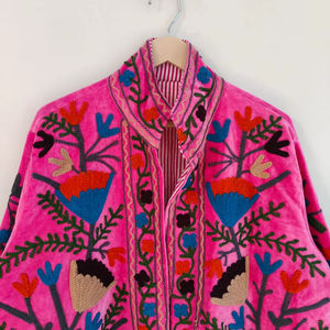 Chaqueta Bordada de Terciopelo Suzani: Abrigo Bohemio Rosa - Product Image 1