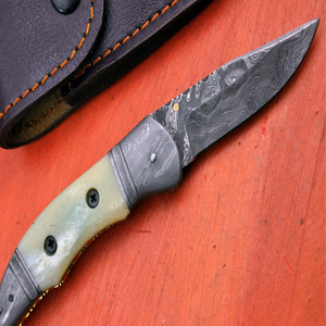 Cuchillo de caza Imperial de acero de Damasco con hoja de punta caída, filo biselado y funda de cuero - Product Image 3