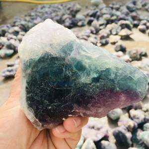 Vente en gros de fluorite naturelle arc-en-ciel de haute qualité – Cristal brut multicolore violet, vert et bleu - Product Image 3