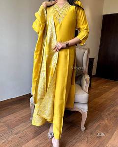 Conjunto Premium para Mujer de Kurti Recto Color Mostaza en Viscosa Chanderi con Pantalón de Viscosa y Dupatta Jacquard a Bajo Precio - Product Image 2