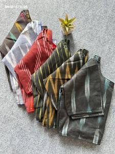 Collection de Blouses en Coton Tissé Main de Qualité Supérieure avec Imprimé Ikat, Col Bateau à Fermeture Avant, Non Rembourrées – Fournisseur de Surat - Product Image 3