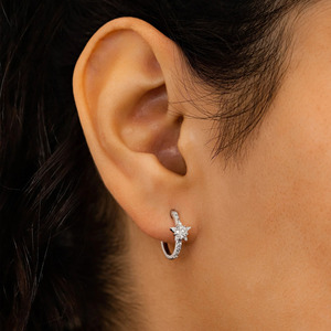 ต่างหูห่วงประดับเพชรแล็บโกรว์รูปดาวสีเหลืองทอง - Product Image 2