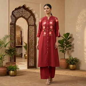 Ensemble Kurta en coton brodé rouge pour femmes avec travail floral à la main, manches trois quarts, col mandarin, longueur cheville, tenue décontractée - Product Image 1