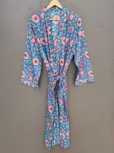 Bata de mujer con estampado floral, largo completo, manga tres cuartos, patrón azul y rosa, poliéster suave tejido, ropa de dormir informal con cinturón - Product Image 1