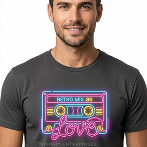 Camiseta Vintage para Hombre, Color Gris Oscuro, de Algodón, con Estampado Gráfico de Cinta de Casete de Neón Personalizada, Estilo Retro de los 80, Informal, Suave y Transpirable - Product Image 1