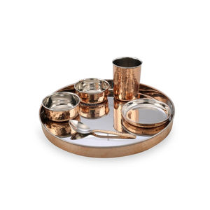 Ensemble de table à manger classique pour enfants en laiton 6 pièces, couleur naturelle avec couvercle en métal, vaisselle martelée durable en stock - Product Image 1