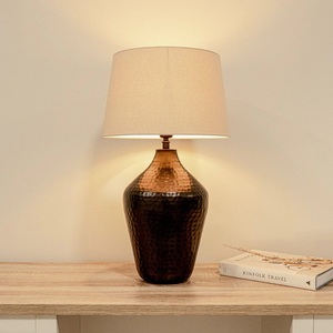 Lampe de table cylindrique en métal Monolith avec abat-jour en fer brossé, base robuste en forme de baril, éclairage d'ambiance chaleureux pour intérieurs élégants - Product Image 6
