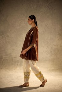 Salwar Kameez MAL CHANDERI Bordado con Gota Patti Marrón, Ropa India y Pakistaní para Mujer, para Bodas, Diwali y Fiestas, de Secado Rápido - Product Image 3