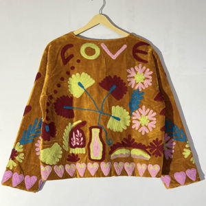 Chaqueta suzani hecha con amor en India, elaborada por artesanos locales en Jaipur, Rajasthan. - Product Image 1