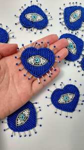 เข็มกลัดรูปใบโคลเวอร์สี่แฉกสีเขียว ประดับด้วยลูกปัดและเลื่อม ทำด้วยมือ สำหรับวันเซนต์แพทริก เหมาะสำหรับติดเสื้อสูท ปกเสื้อ หมวก และเป็นเครื่องประดับ - Product Image 6