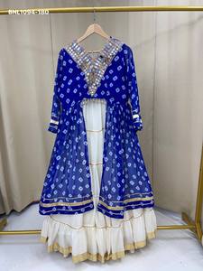 Conjunto de lehenga acampanada con estampado y patchwork, y kurti con abertura frontal, estilo Rangoli Crush con encaje Lampi, ideal para festivales. Exportador indio. - Product Image 2
