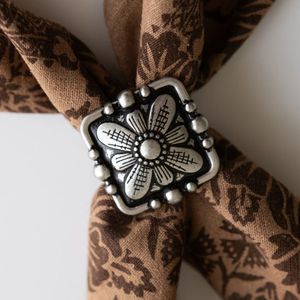 Anneau de serviette en métal fait main, mettant en valeur un savoir-faire expert pour des décorations élégantes de table. - Product Image 1