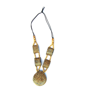 Collar Étnico con Cuentas en Forma de Corazón, con Cuentas Negras y Crema, Joyería Unisex para Mujeres y Hombres, para Fiestas y Eventos - Product Image 1
