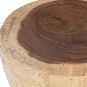 La table d'appoint ronde en bois de Suar naturel présente une silhouette de sablier distinctive, sculptée dans le bois de Suar avec une finition naturelle. - Product Image 6