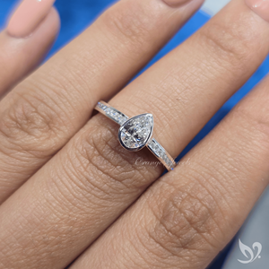 Anillo de compromiso con delicado diamante de corte pera de 0.50ct cultivado en laboratorio, banda delgada tipo canal en oro blanco de 10k. - Product Image 5