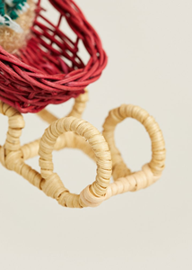 Adorno navideño de invierno con trineo de ratán, cesta roja tejida y oso de peluche esponjoso para colgar. - Product Image 3