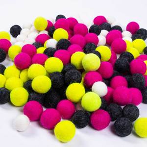 Wholesale Eco-friendly Traditional Christmas Handmade Dyed Felt Ball Garland Pure New Zealand Wool Customized Sizes Colors Gifts - Product Image 4