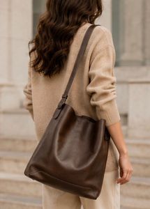 Sac fourre-tout en cuir véritable pour femme, style décontracté, couleur marron, bandoulière, design minimaliste, grande capacité, usage quotidien - Product Image 5