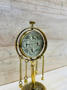 Horloge mondiale portable en laiton Victoria, fabriquée à la main, moderne, avec 4 fuseaux horaires et un support très design et unique - Product Image 4