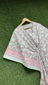 Elegante Kaftán de Algodón con Estampado Floral Hecho a Mano, Kimono Indio con Estampado en Bloque, Estilo Boho para Playa y Resort - Product Image 6