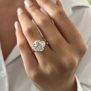 Bague de fiançailles à trois pierres en diamant ovale de 3 carats cultivé en laboratoire, diamants demi-lune, or 14 carats, certifiée IGI - Product Image 2