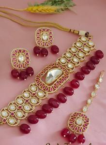 Encantador conjunto de gargantilla Kundan con piedras de moissanita de alta calidad, pendientes y tikka para mujer, ideal para bodas. - Product Image 3
