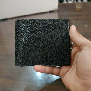 Cartera Bifold de Cuero Texturizado Azul Premium para Hombre, Cartera Delgada de Lujo Hecha a Mano con Patrón Brillante, Elegante Tarjetero de Diseño - Product Image 4