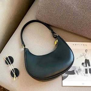 Eoin Winston Sports Bolso de media luna de cuero genuino Ews 0004 27x14x7cm Diseño minimalista Color negro - Product Image 4