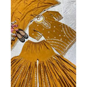 Ensemble de costume pour femme de créateur avec bordure fantaisie en dentelle et broderie rehaussée par des détails élégants en dentelle et broderie - Product Image 5