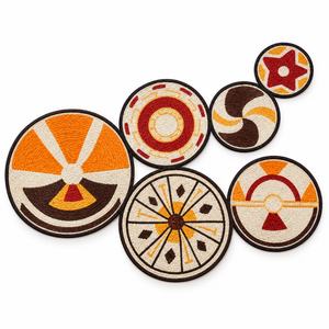 Ensemble de 6 décorations murales rondes en jute bohème personnalisables avec des motifs géométriques multicolores pour le salon, vente en gros - Product Image 1