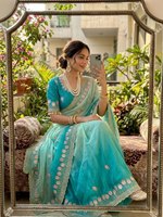 Sari en satin brodé Satin Grace, Sari Royal Satin Bloom, Sari élégant à bordure Aarco, Sari brodé au fil de perle