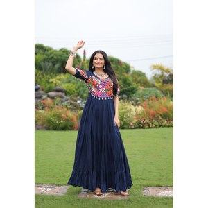 Hermoso vestido de noche especial Navratri con Kutchi Gamthi Work - Product Image 6