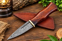 Couteau de chasse artisanal en acier Damas, manche en corne de cerf, étui en cuir, lame à pointe de lance, bord droit, usage extérieur