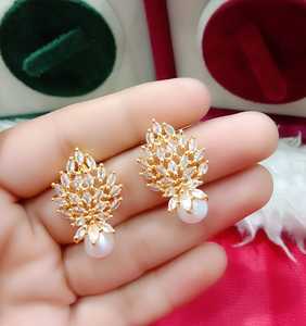 Nouvelles boucles d'oreilles pendantes tendance Exima Traders pour femmes, en laiton avec pierres AD serties, ensemble de bijoux pour un usage quotidien décontracté - Product Image 1