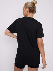เสื้อยืดผู้หญิง OEM สไตล์ลำลอง ผลิตจากโพลีเอสเตอร์/คอตตอน พิมพ์ลายกราฟิกด้วยเทคนิค DTG พร้อมดีไซน์ลายพิมพ์ทันสมัย เสื้อผ้าสำหรับผู้หญิง ลุคโมเดิร์น - Product Image 2