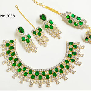 Conjunto de Joyería Clásico de Lujo Chapado en Oro con Pedrería Verde, Collar, Aretes y Anillo para Novias, Bodas, Fiestas y Eventos Nocturnos - Product Image 1