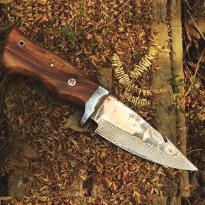 Couteau de chasse artisanal haute performance en acier Damas cuivré de qualité industrielle, manche en bois de rose, lame fixe OEM à pointe tombante - Product Image 1