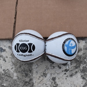 Vente en gros de balles sliotar professionnelles de taille officielle approuvées par le GAA balles de squash en cuir avec logo personnalisé balles de lancer officiellement - Product Image 3