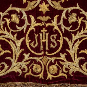 Casulla Católica de Terciopelo Borgoña de Lujo con Monograma IHS Bordado con Hilos de Oro, Vestimenta Litúrgica para Sacerdotes y Clérigos - Product Image 6