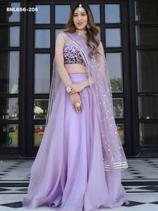 ชุดเลเฮนกาผ้าออร์แกนซ่าดีไซน์หรูหราสำหรับโอกาสพิเศษ พร้อมเสื้อปักลายด้ายหลากสีและผ้าคลุมไหล่ ราคาขายส่ง - Product Image 2