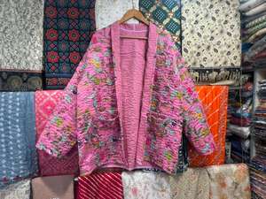 Veste réversible en coton Kantha vintage, brodée à la main, respirante et matelassée, idéale pour les fêtes, les mariages, les vacances d'été et les festivals - Product Image 2