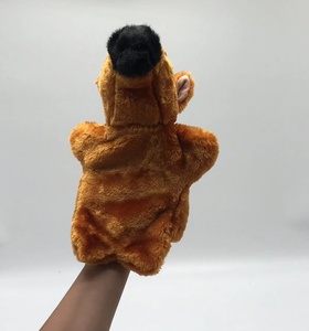 Marioneta de peluche suave personalizada para niñas con vestido verde y pelo castaño, para mayores de 3 años - Product Image 6