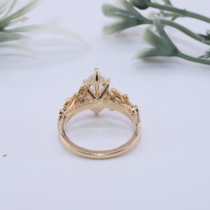 Bague de fiançailles vintage en or jaune avec diamant de laboratoire taille marquise, saphir vert inspiré de la nature en forme de feuille de vigne, halo caché, bijoux fins - Product Image 5