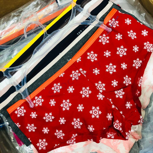 กางเกงในสตรีแบบ Thong สีแดงพิมพ์ลายเกล็ดหิมะ เอวกลาง ผ้าฝ้าย ระบายอากาศได้ดี ใส่ได้ทุกวัน สำหรับผู้หญิง - Product Image 1